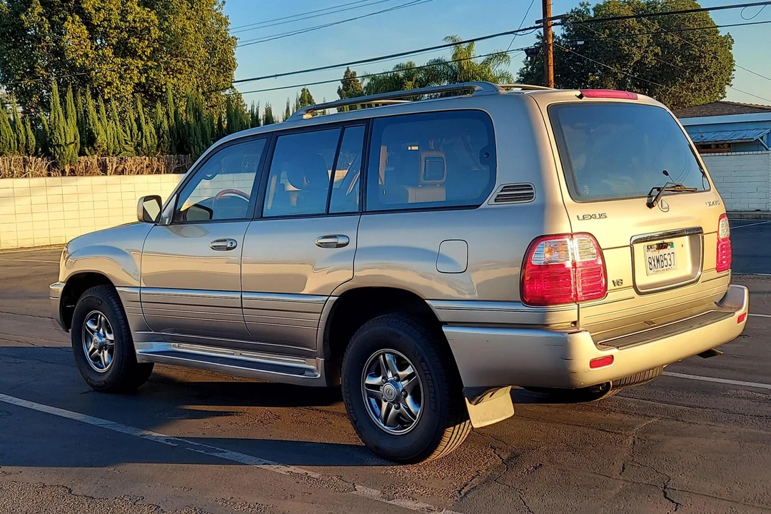 2002 Lexus LX 2nd Gen - Image 16 of 31