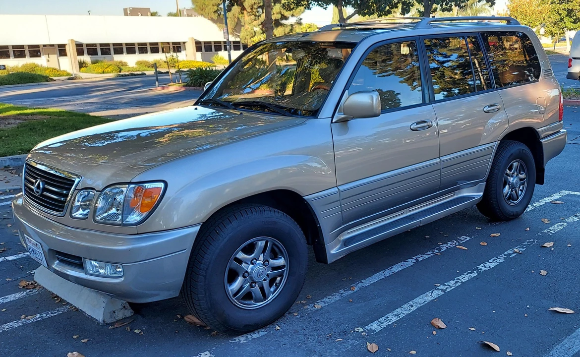 2002 Lexus LX 2nd Gen - Image 11 of 31
