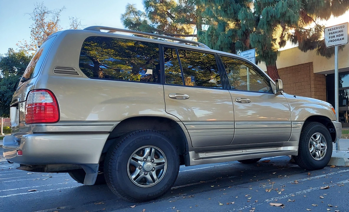2002 Lexus LX 2nd Gen - Image 26 of 31