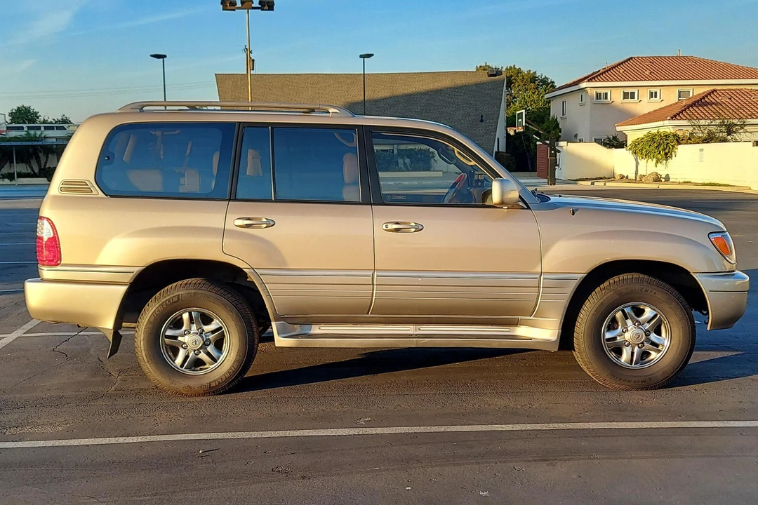2002 Lexus LX 2nd Gen - Image 4 of 31