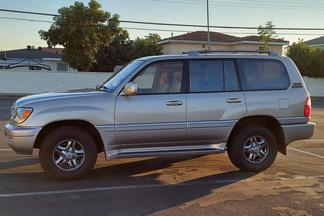 2002 Lexus LX 2nd Gen - Image 13 of 31