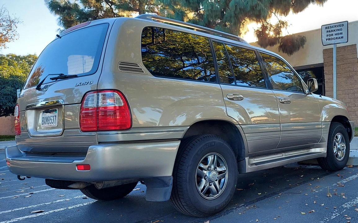 2002 Lexus LX 2nd Gen - Image 25 of 31