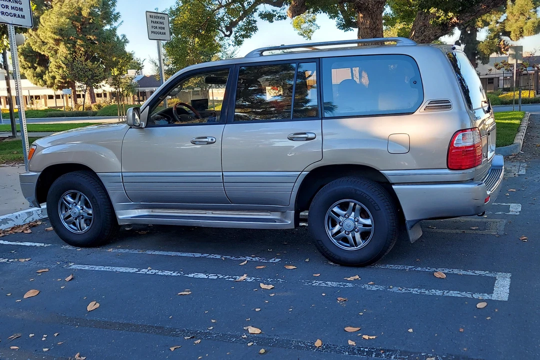 2002 Lexus LX 2nd Gen - Image 15 of 31