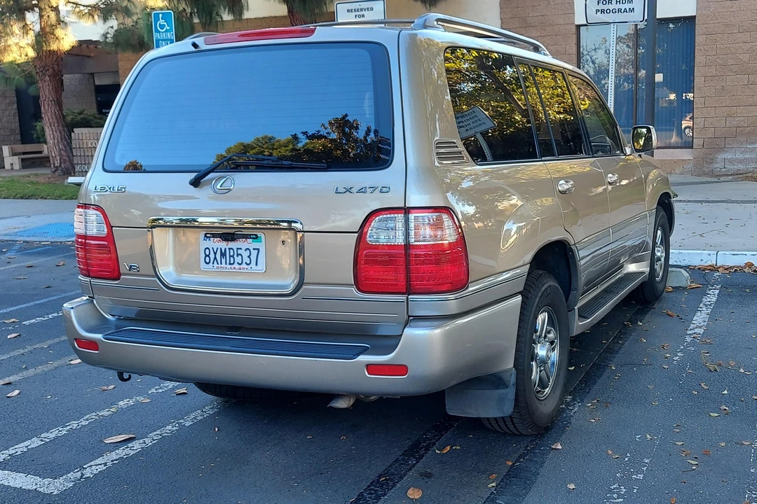 2002 Lexus LX 2nd Gen - Image 23 of 31