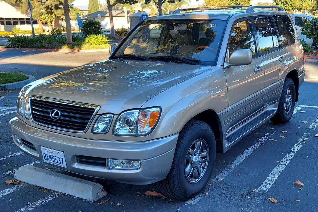 2002 Lexus LX 2nd Gen - Image 10 of 31