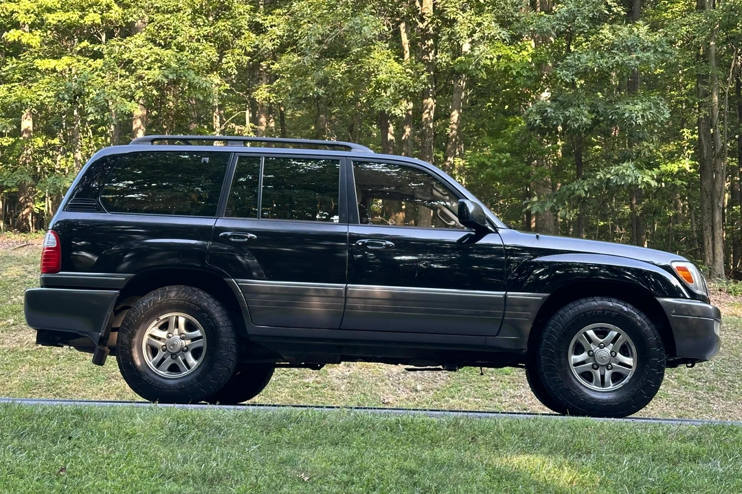2002 Lexus LX 2nd Gen - Image 17 of 31