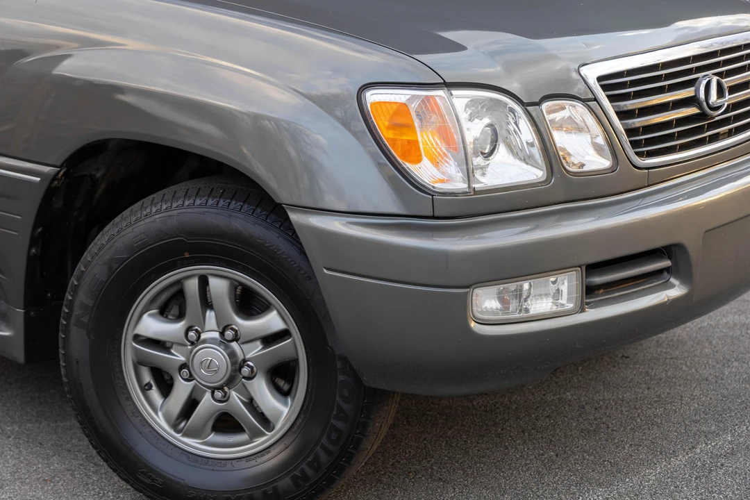 2002 Lexus LX 2nd Gen - Image 16 of 31