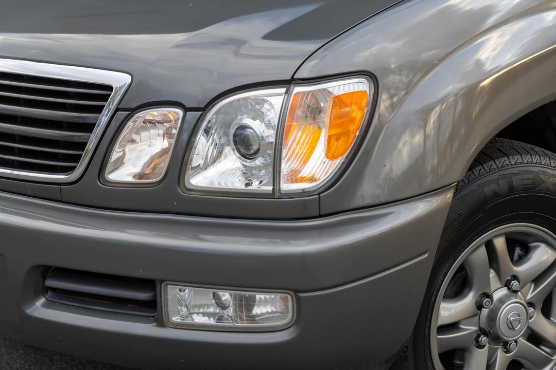 2002 Lexus LX 2nd Gen - Image 17 of 31