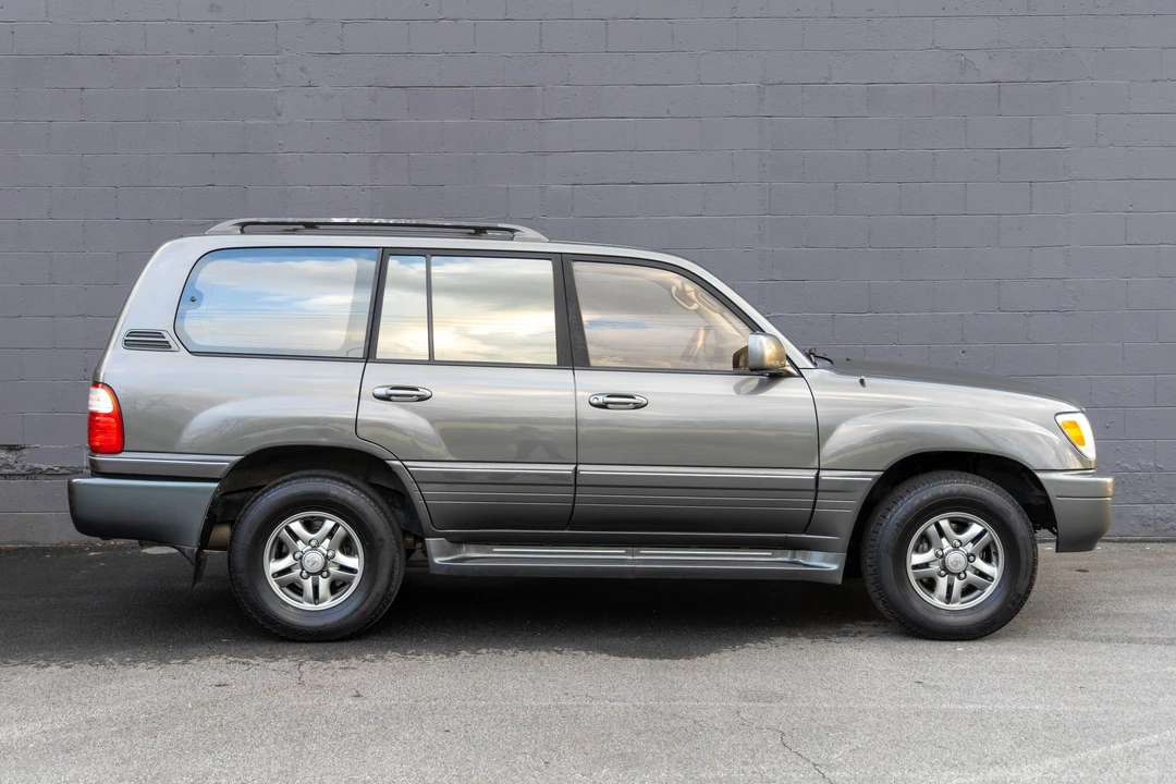 2002 Lexus LX 2nd Gen - Image 11 of 31