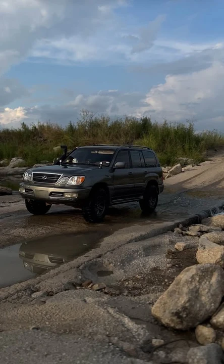 2002 Lexus LX 1st Gen - Image 4 of 13