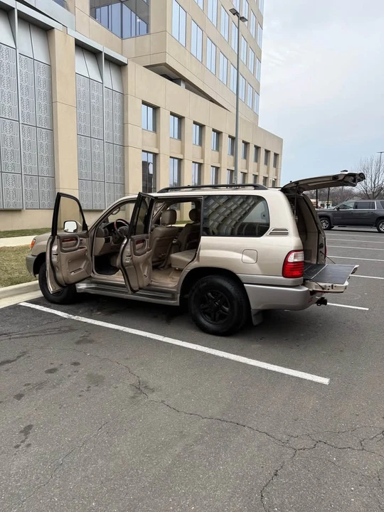 2002 Lexus LX 2nd Gen - Image 17 of 20