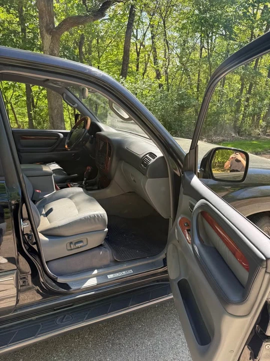 2002 Lexus LX 2nd Gen - Image 9 of 17