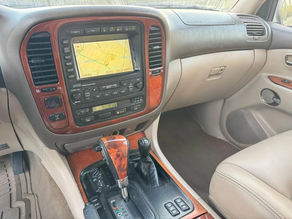 2002 Lexus LX 2nd Gen - Image 16 of 20