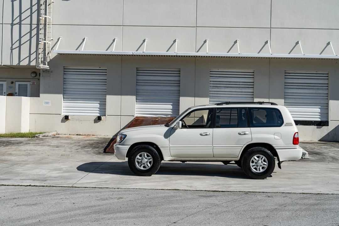 2002 Lexus LX 2nd Gen - Image 10 of 31
