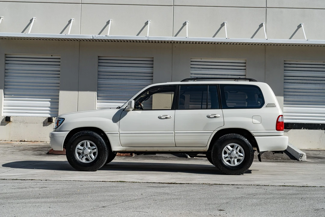 2002 Lexus LX 2nd Gen - Image 8 of 31