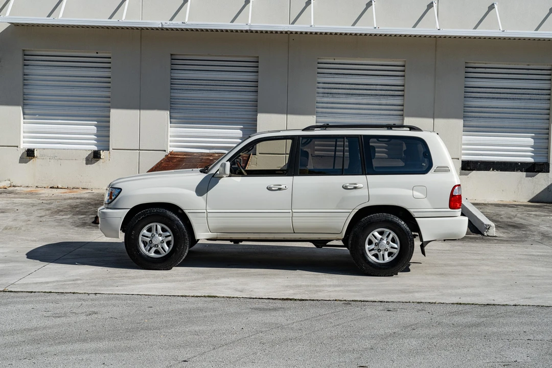 2002 Lexus LX 2nd Gen - Image 9 of 31