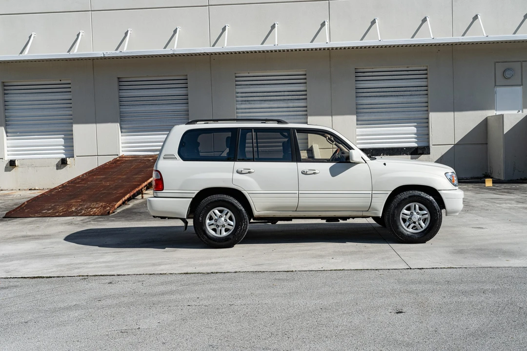 2002 Lexus LX 2nd Gen - Image 19 of 31