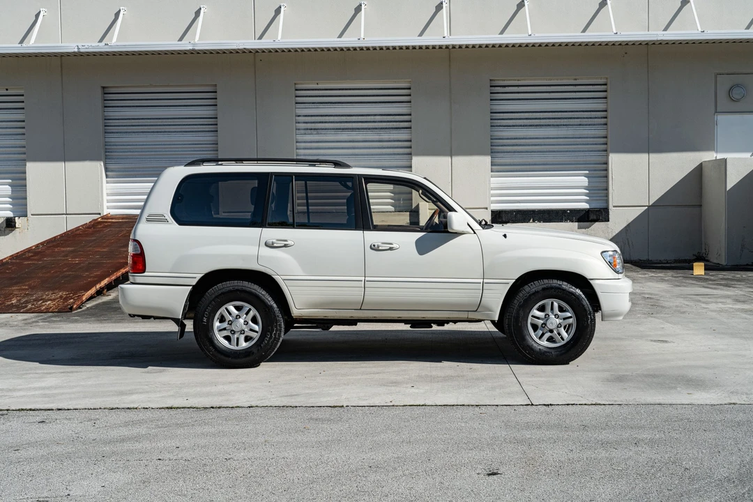 2002 Lexus LX 2nd Gen - Image 18 of 31