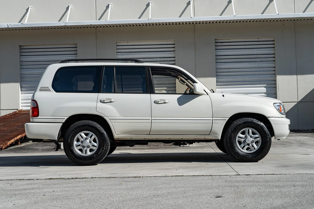 2002 Lexus LX 2nd Gen - Image 17 of 31