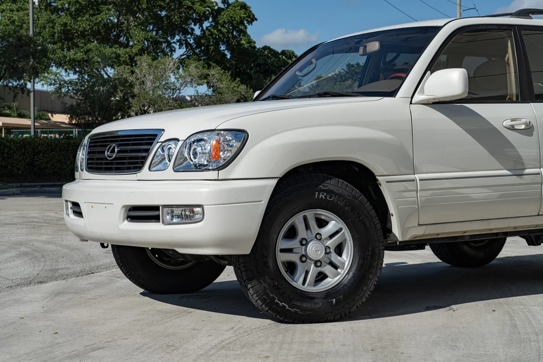 2002 Lexus LX 2nd Gen - Image 25 of 31