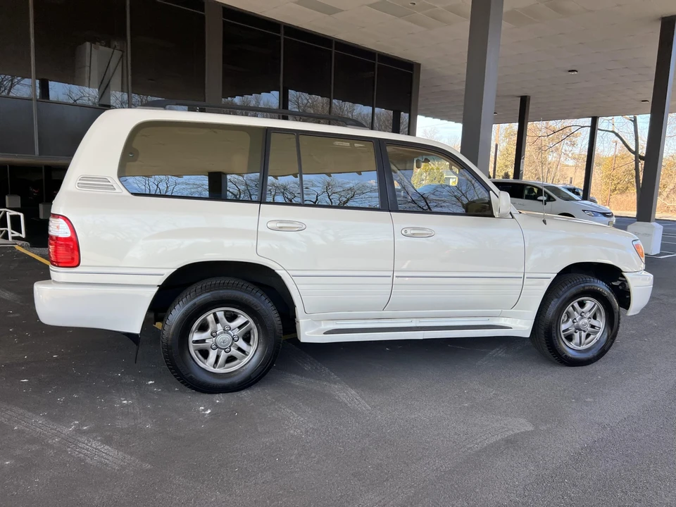 2002 Lexus LX 2nd Gen - Image 27 of 31