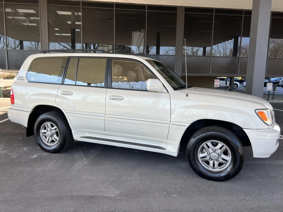 2002 Lexus LX 2nd Gen - Image 30 of 31