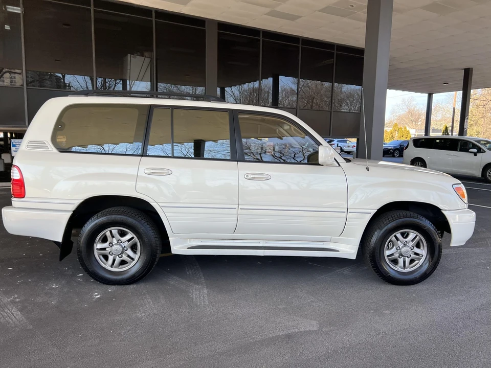 2002 Lexus LX 2nd Gen - Image 28 of 31