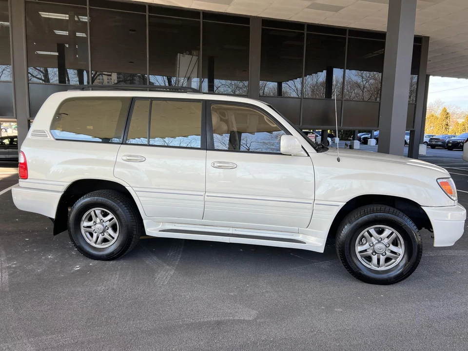 2002 Lexus LX 2nd Gen - Image 29 of 31