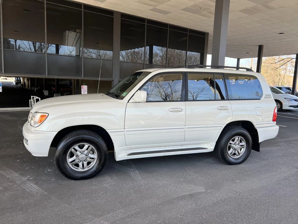 2002 Lexus LX 2nd Gen - Image 11 of 31