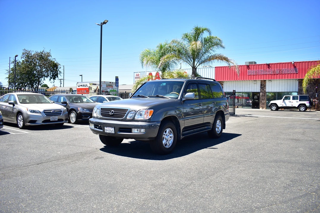 2002 Lexus LX 2nd Gen - Image 2 of 31