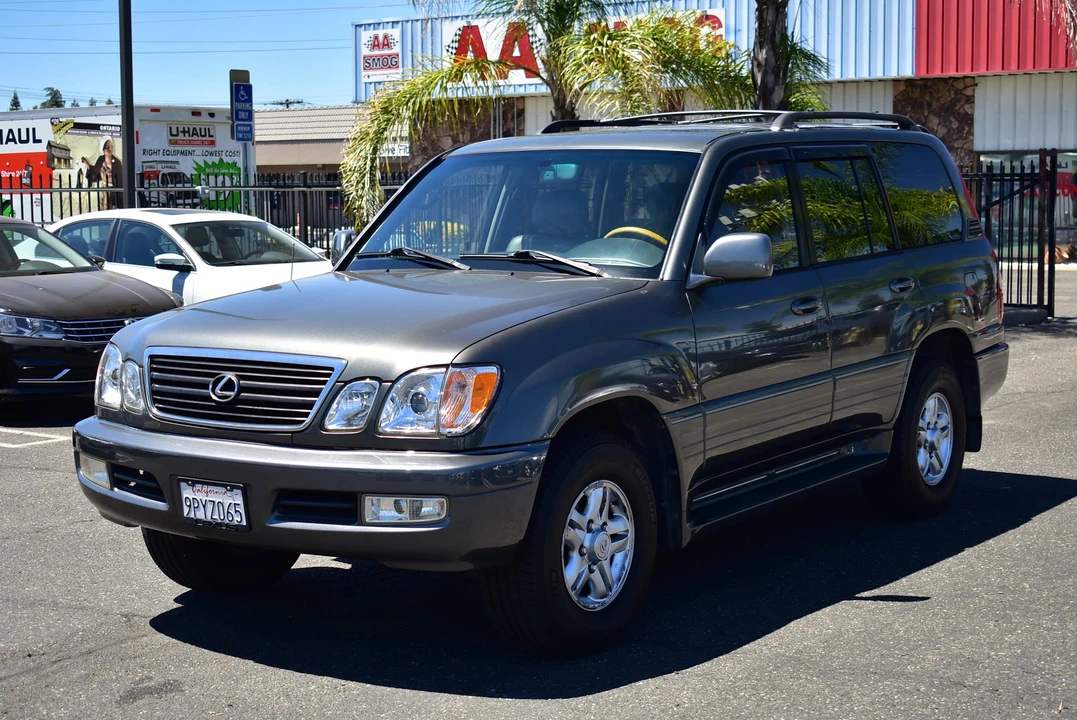 2002 Lexus LX 2nd Gen - Image 4 of 31
