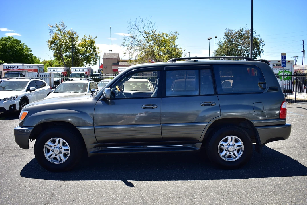 2002 Lexus LX 2nd Gen - Image 23 of 31