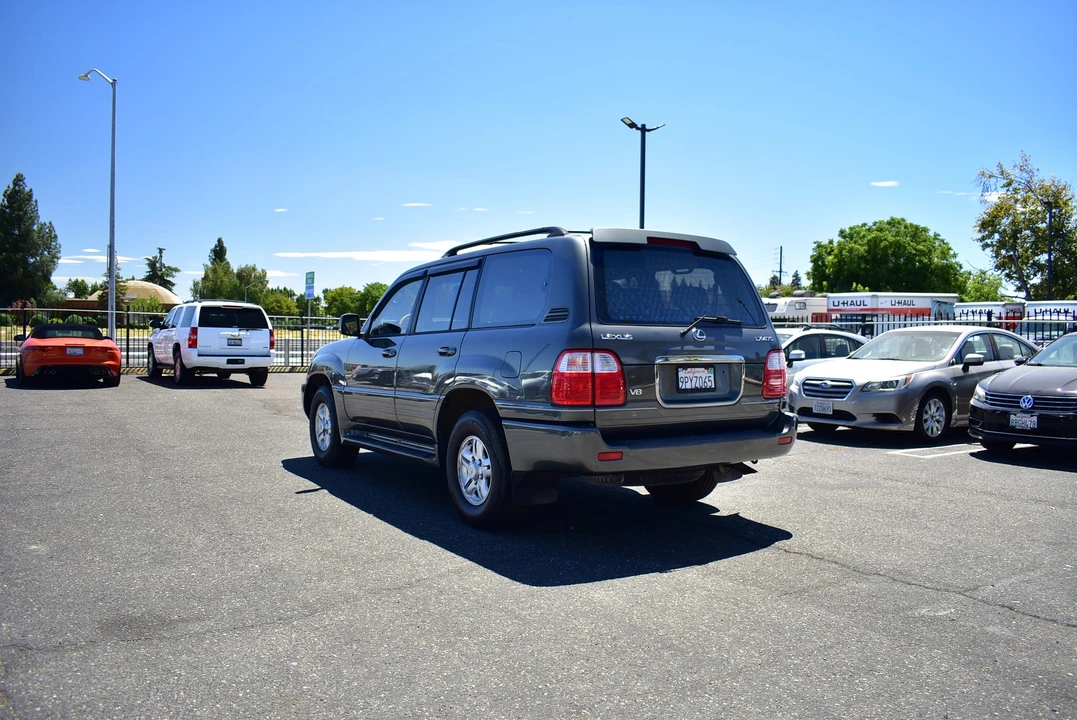 2002 Lexus LX 2nd Gen - Image 19 of 31