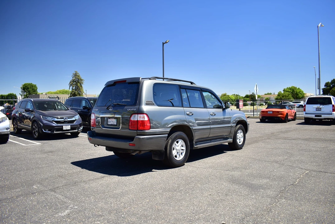 2002 Lexus LX 2nd Gen - Image 13 of 31