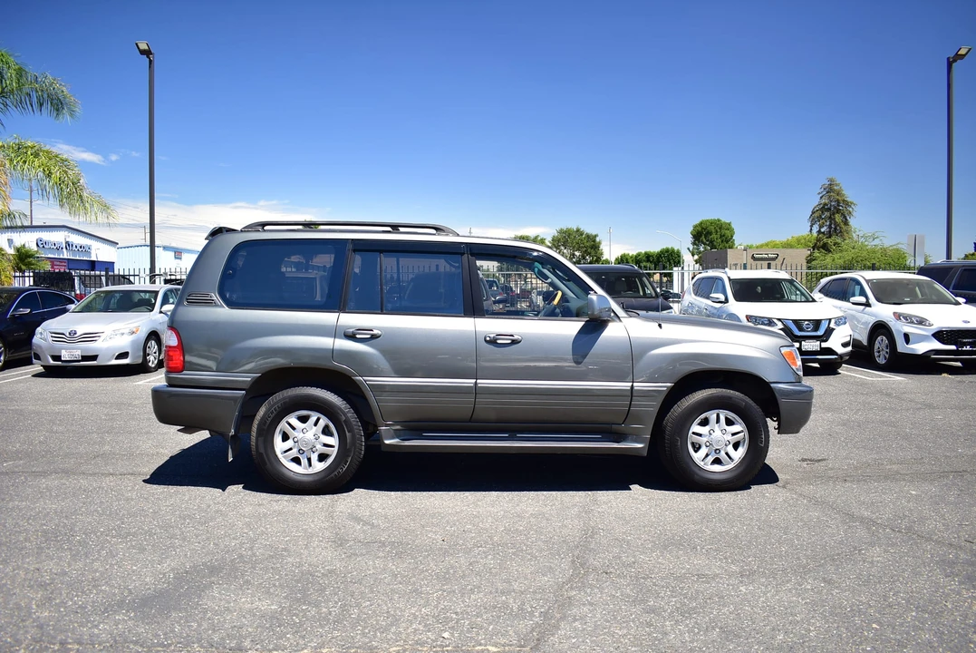 2002 Lexus LX 2nd Gen - Image 11 of 31