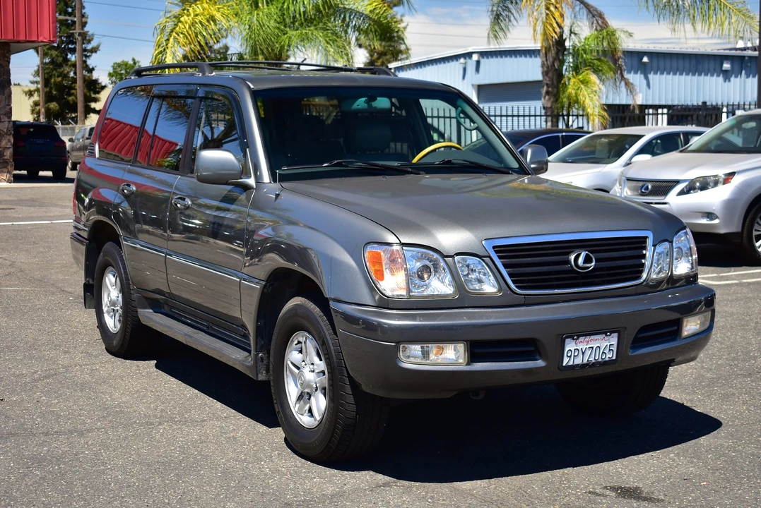 2002 Lexus LX 2nd Gen - Image 10 of 31