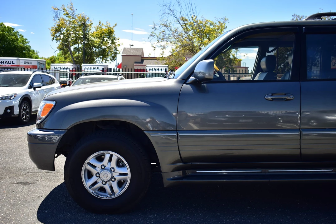 2002 Lexus LX 2nd Gen - Image 24 of 31