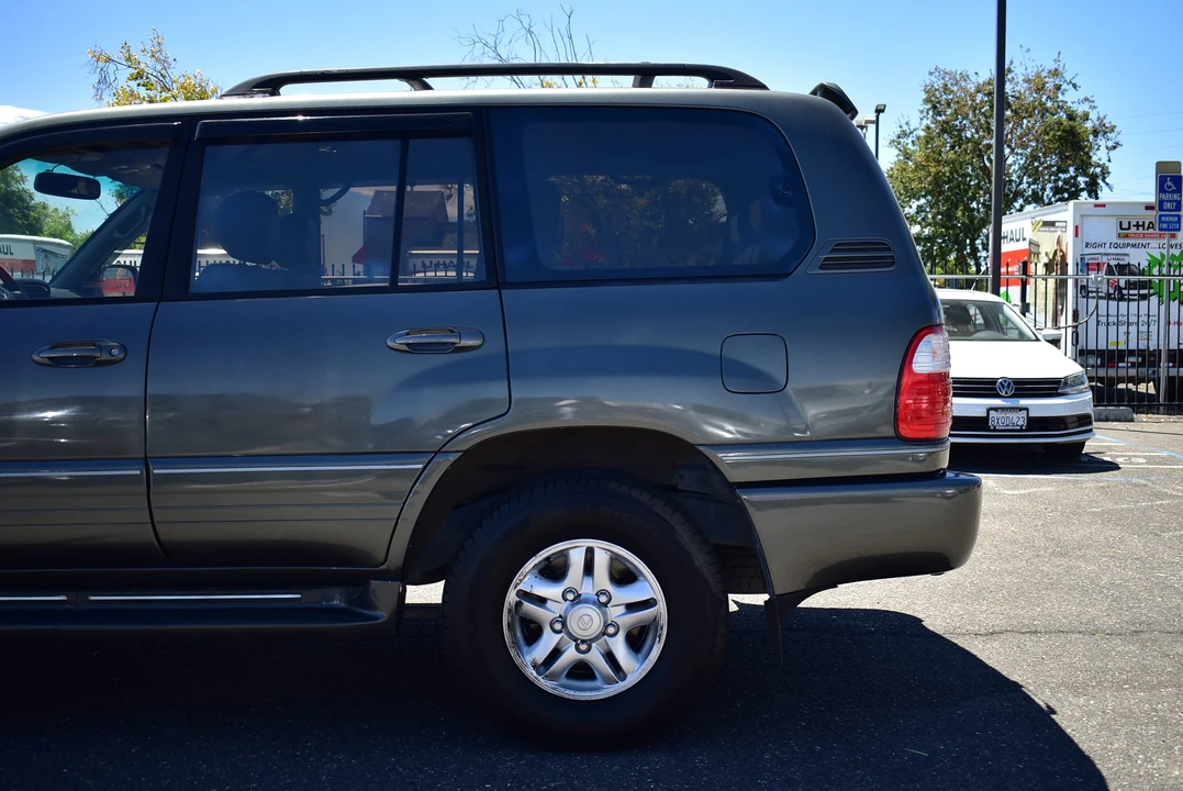 2002 Lexus LX 2nd Gen - Image 25 of 31