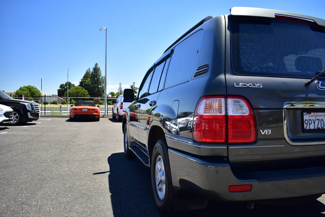 2002 Lexus LX 2nd Gen - Image 26 of 31