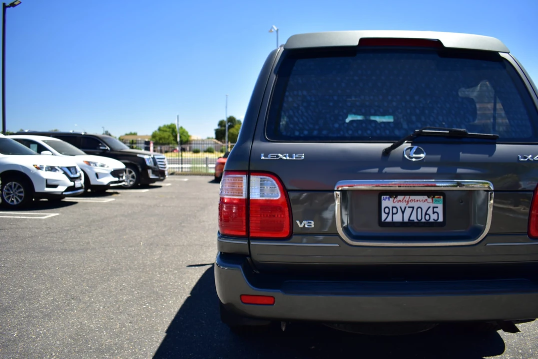 2002 Lexus LX 2nd Gen - Image 27 of 31