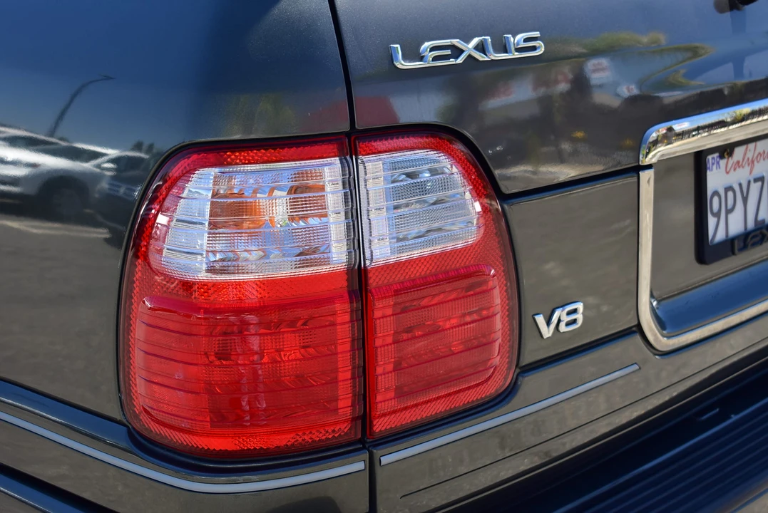 2002 Lexus LX 2nd Gen - Image 28 of 31