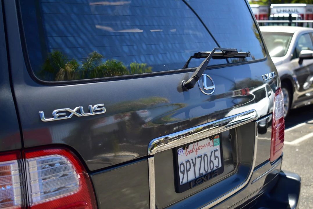 2002 Lexus LX 2nd Gen - Image 29 of 31