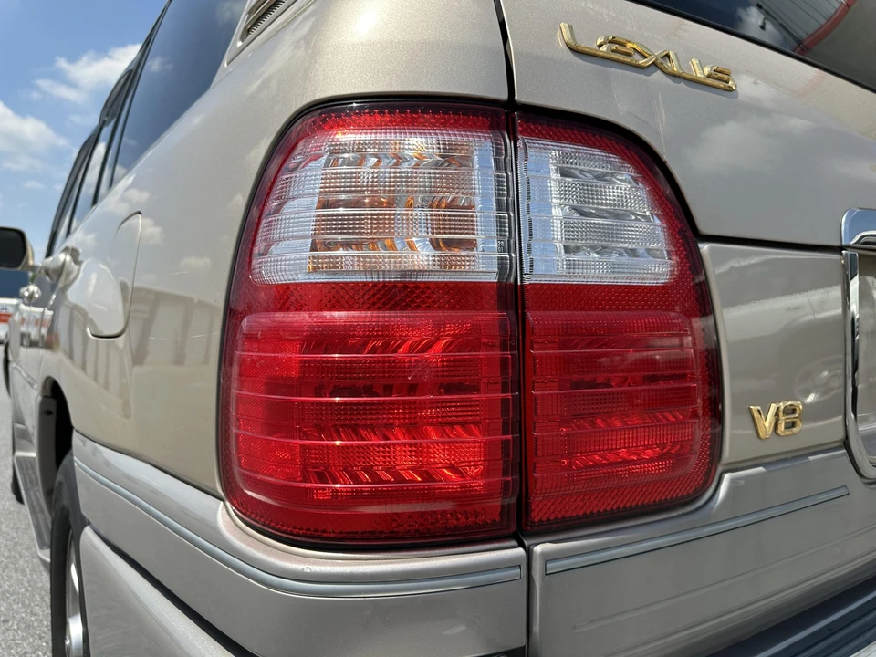 2002 Lexus LX 2nd Gen - Image 25 of 31