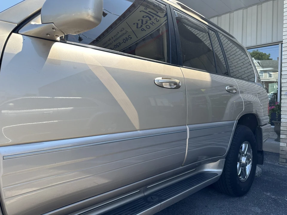 2002 Lexus LX 2nd Gen - Image 20 of 31