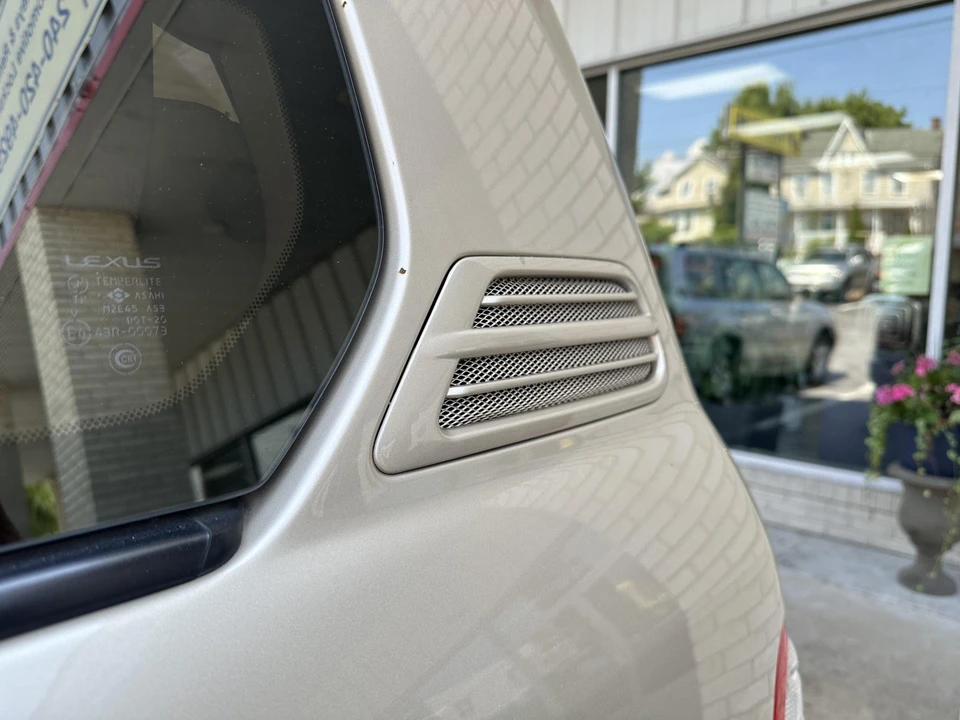 2002 Lexus LX 2nd Gen - Image 23 of 31