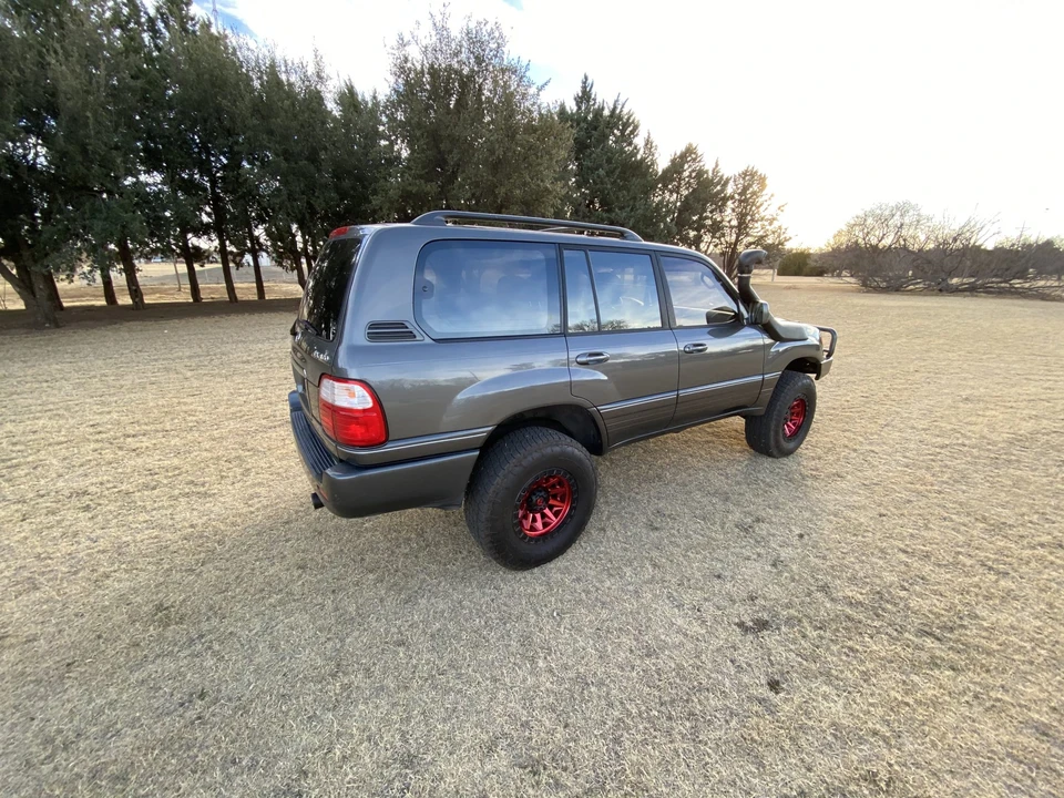 2002 Lexus LX 2nd Gen - Image 9 of 31