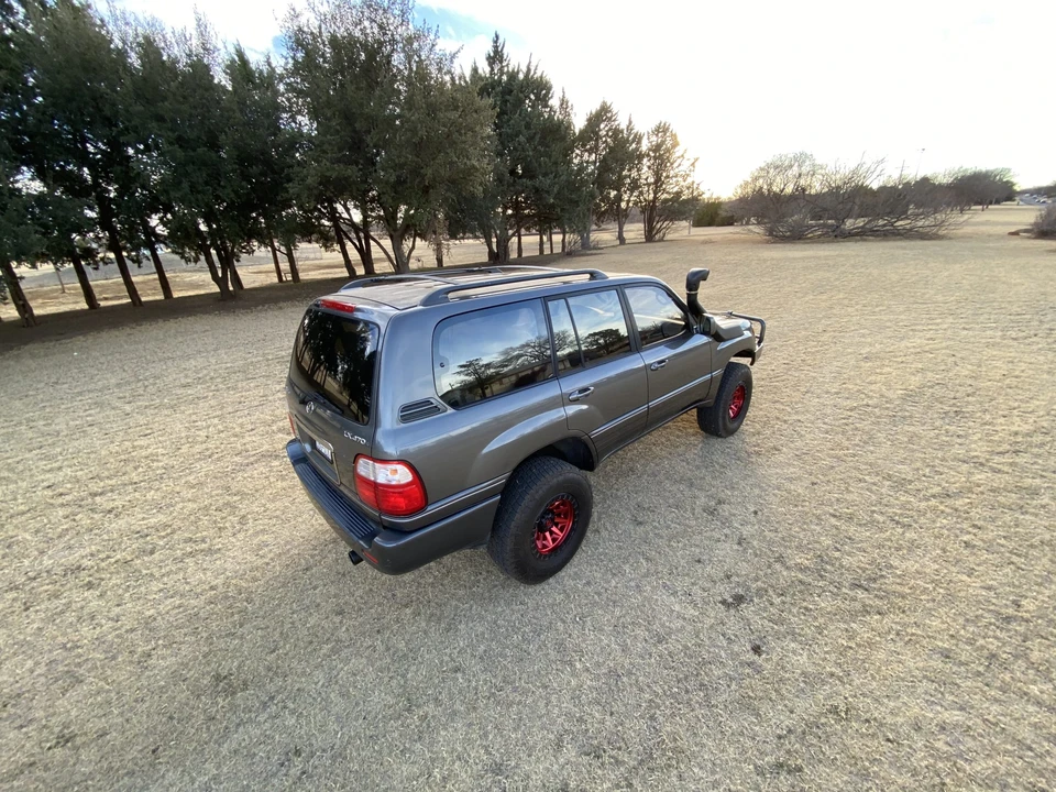 2002 Lexus LX 2nd Gen - Image 10 of 31