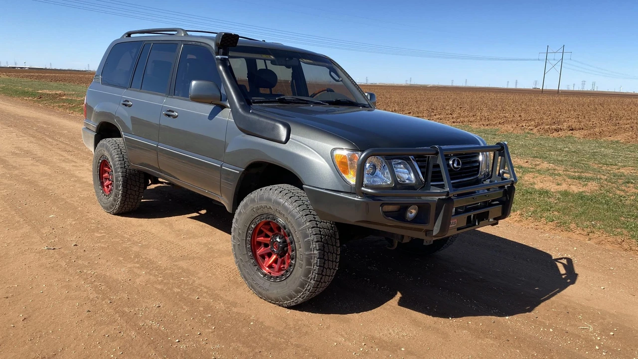 2002 Lexus LX 2nd Gen - Image 25 of 31