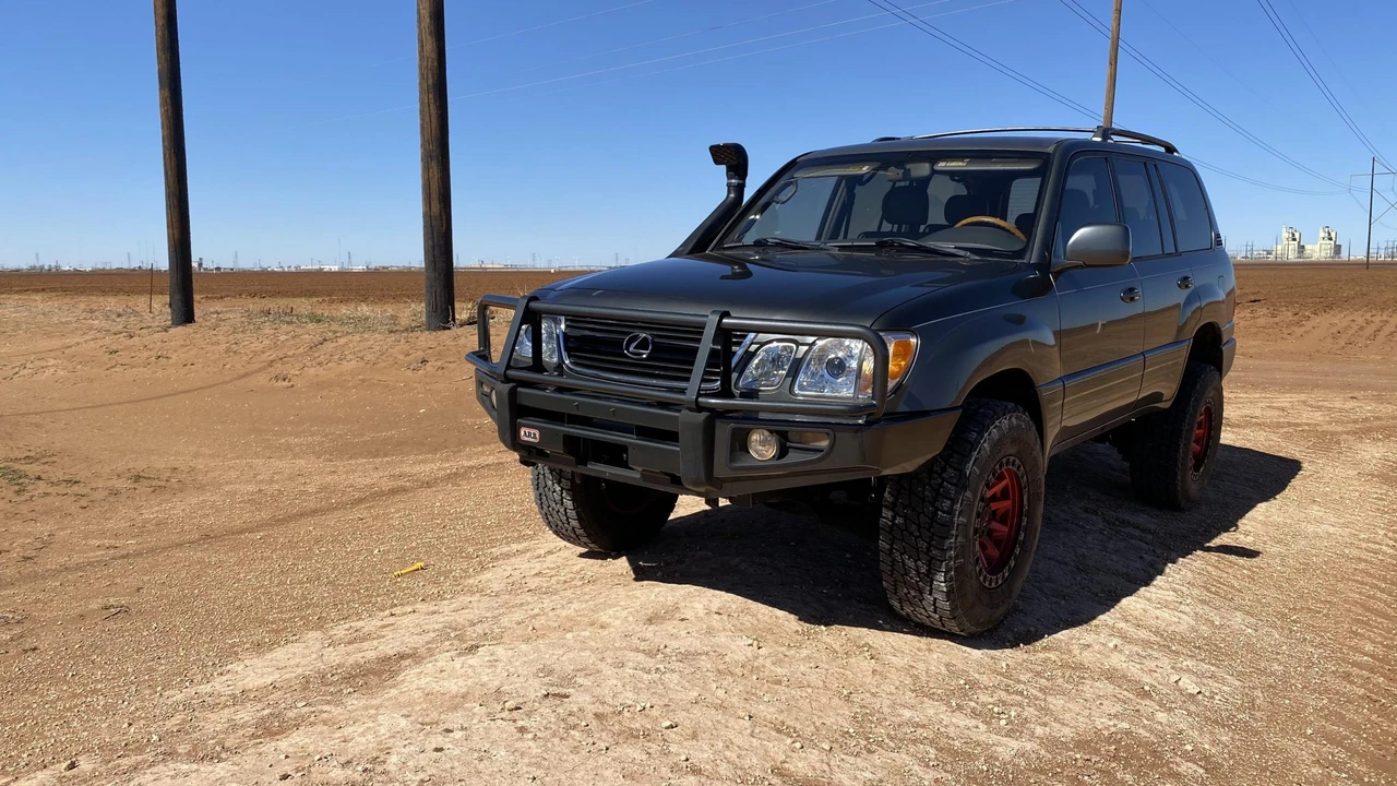 2002 Lexus LX 2nd Gen - Image 16 of 31