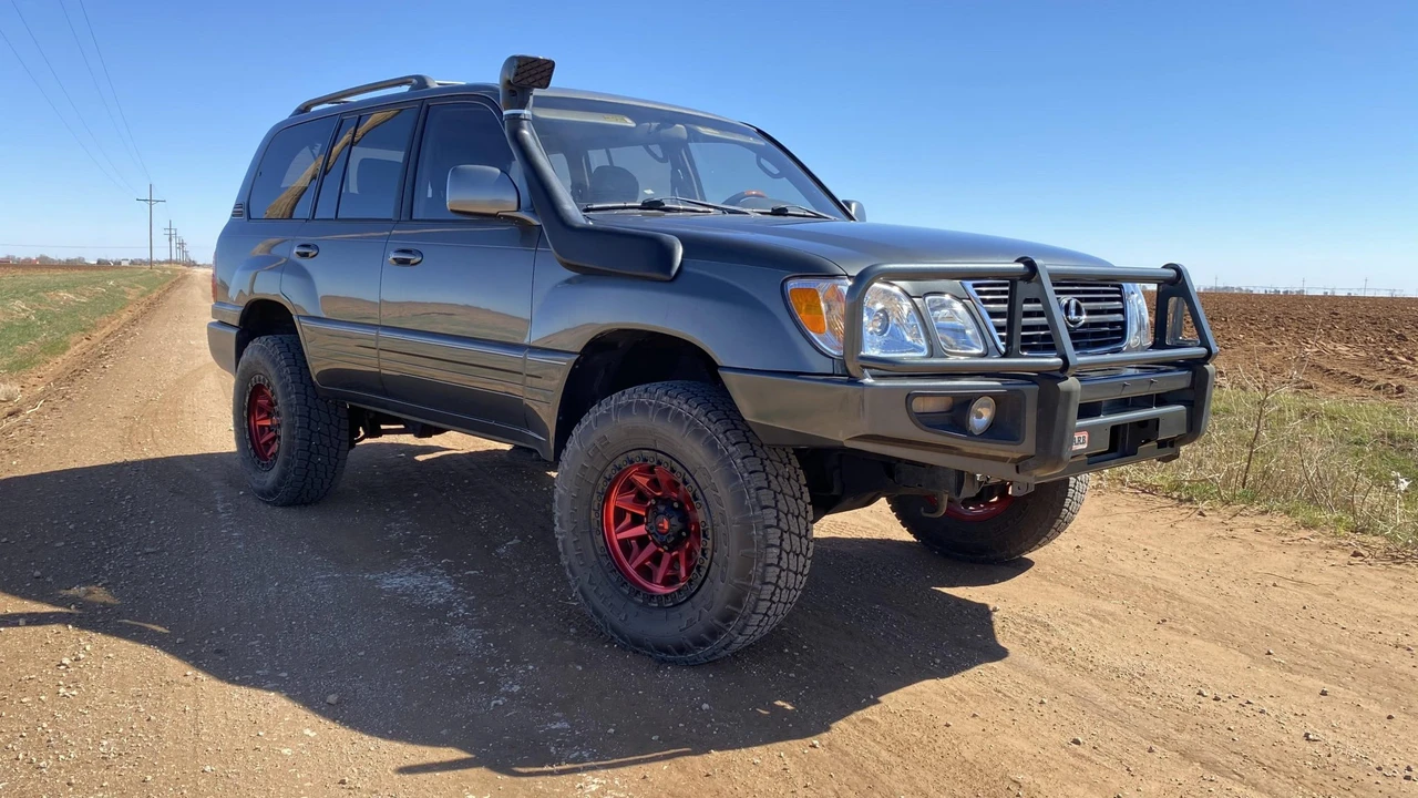 2002 Lexus LX 2nd Gen - Image 27 of 31